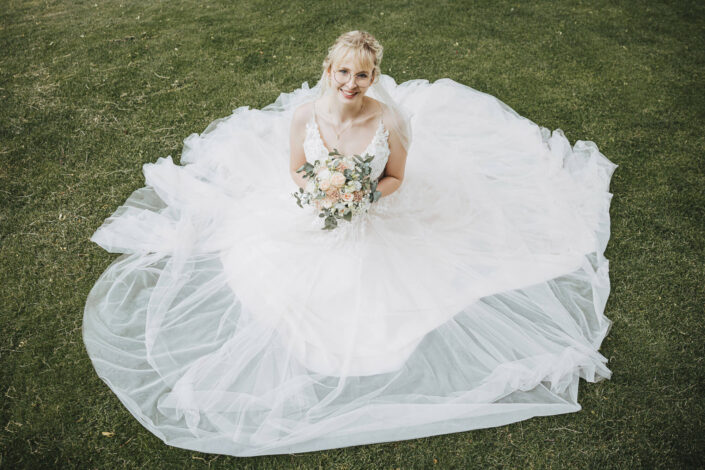 Die Braut in ihrem Hochzeitskleid, fotografiert im Porträtstil von Christian Roder aus Schönebeck
