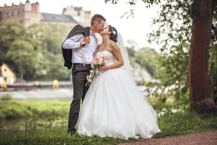 Detailaufnahme eines innigen Kusses zwischen Braut und Bräutigam, fotografiert von Christian Roder