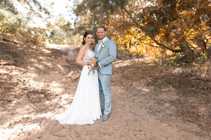 Braut und Bräutigam stehen Arm in Arm für ein klassisches Hochzeitsfoto, fotografiert von Christian Roder