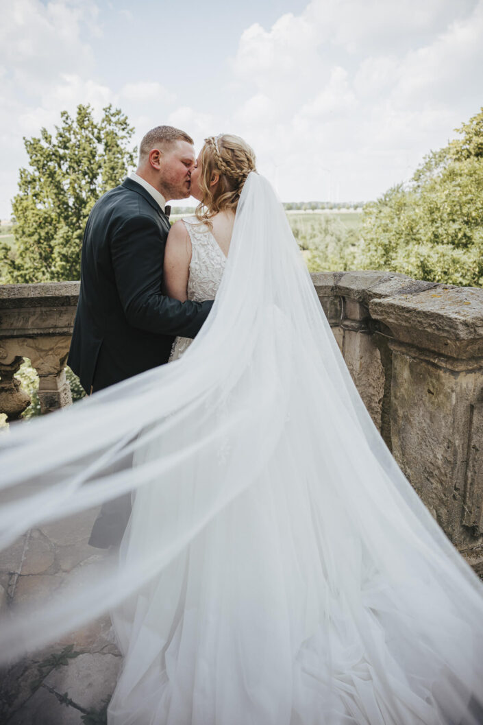 Detailaufnahme eines innigen Kusses zwischen Braut und Bräutigam, fotografiert von Christian Roder