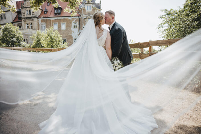 Detailaufnahme eines innigen Kusses zwischen Braut und Bräutigam, fotografiert von Christian Roder