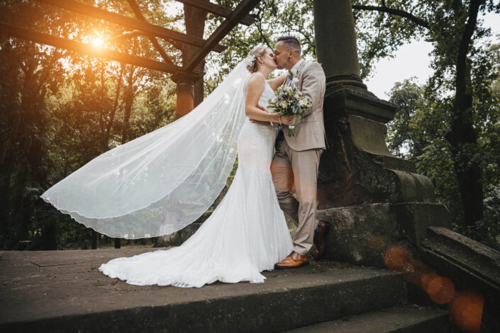 Hochzeitsporträt eines Brautpaares im Sonnenuntergang, fotografiert von Christian Roder