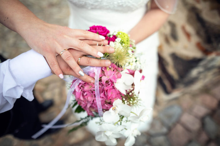 Detailaufnahme eines bunten Brautstraußes, fotografiert von Christian Roder