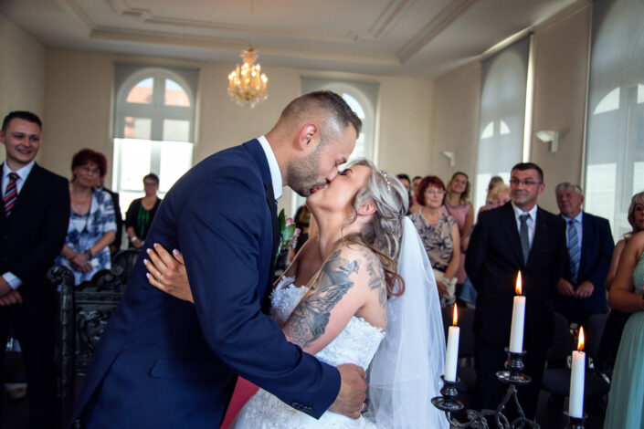 Das Brautpaar küsst sich direkt nach der Trauung, festgehalten von Hochzeitsfotograf Christian Roder