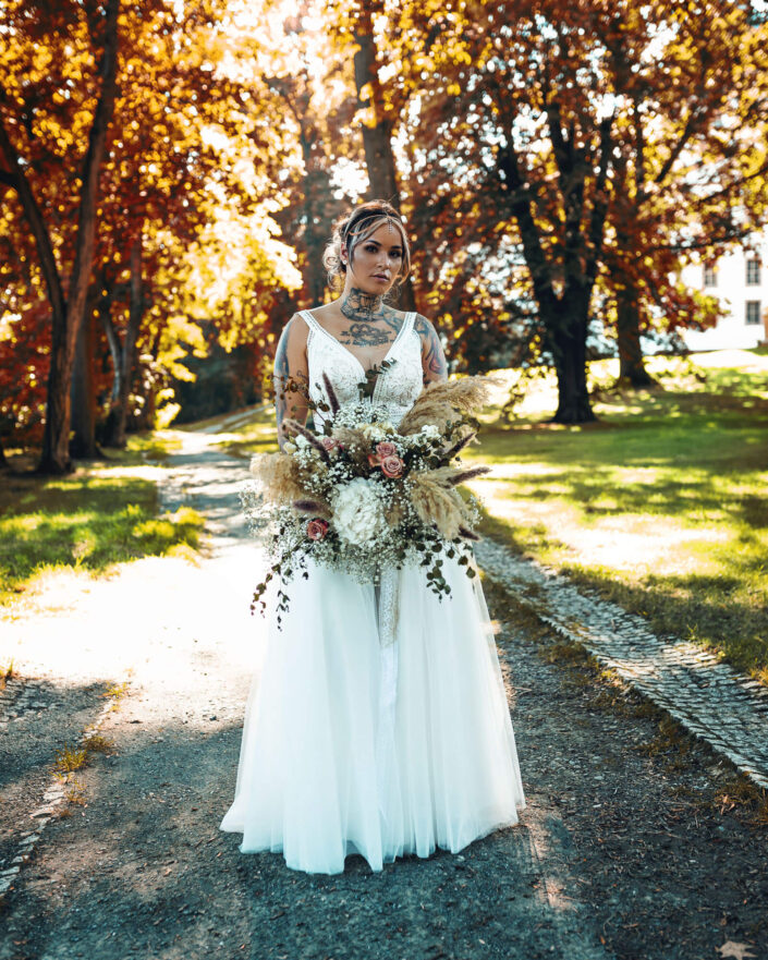 Die Braut in ihrem Hochzeitskleid, fotografiert im Porträtstil von Christian Roder