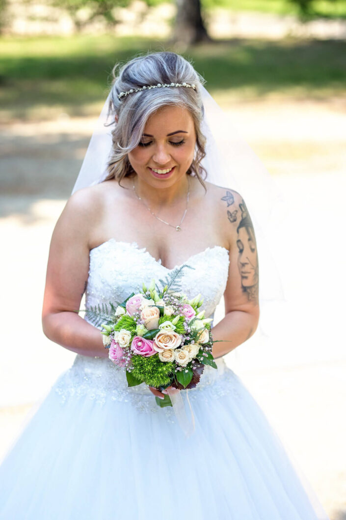 Die Braut in ihrem Hochzeitskleid, fotografiert im Porträtstil von Christian Roder