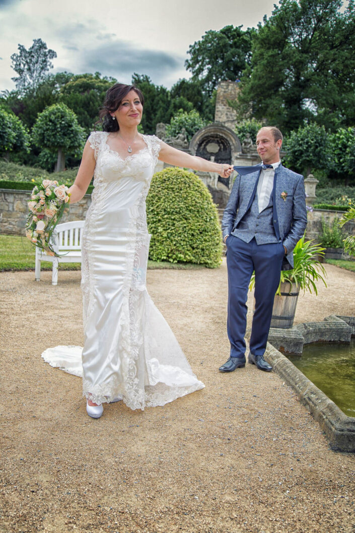 Braut und Bräutigam in einem lustigen Moment am Hochzeitstag, fotografiert von Christian Roder