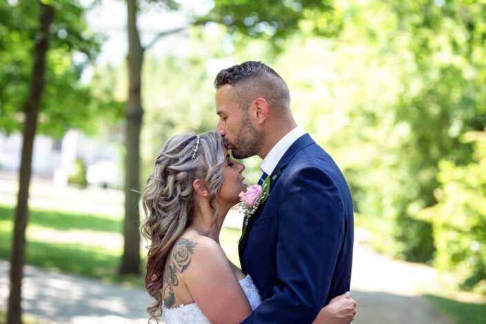 Detailaufnahme eines Kusses zwischen Braut und Bräutigam, fotografiert von Christian Roder