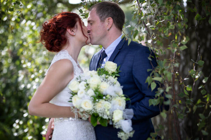 Detailaufnahme eines innigen Kusses zwischen Braut und Bräutigam, fotografiert von Christian Roder