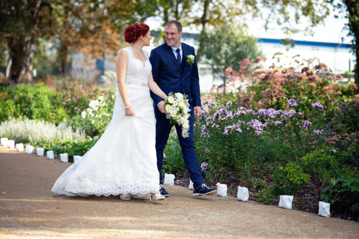 Detailverliebtes Hochzeitsfoto des Brautpaares mit natürlicher Lichtstimmung, aufgenommen von Christian Roder