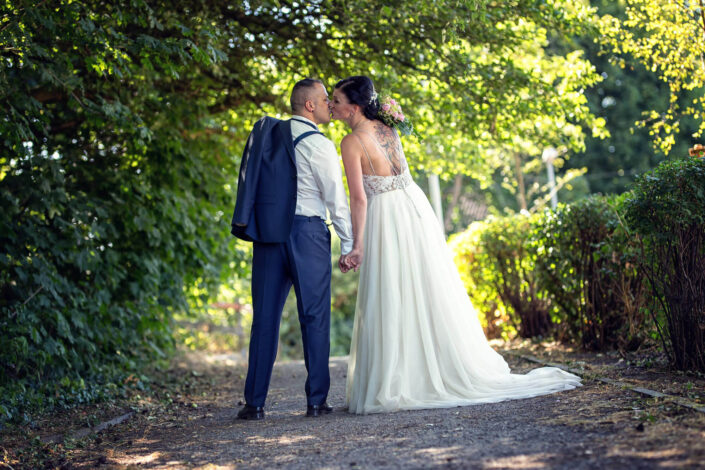 Detailaufnahme eines innigen Kusses zwischen Braut und Bräutigam, fotografiert von Christian Roder
