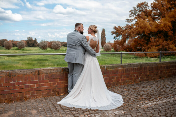 Braut und Bräutigam sehen sich verliebt in die Augen, festgehalten von Roder Photography