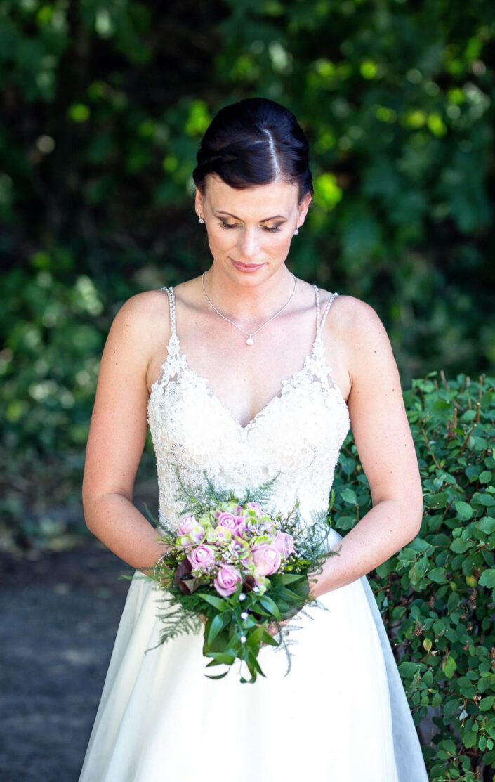 Die Braut in ihrem Hochzeitskleid, fotografiert im Porträtstil von Christian Roder aus Schönebeck