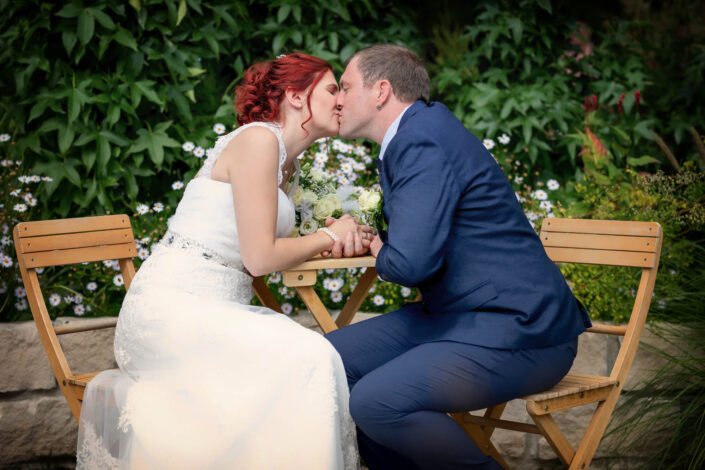 Detailaufnahme eines innigen Kusses zwischen Braut und Bräutigam, fotografiert von Christian Roder