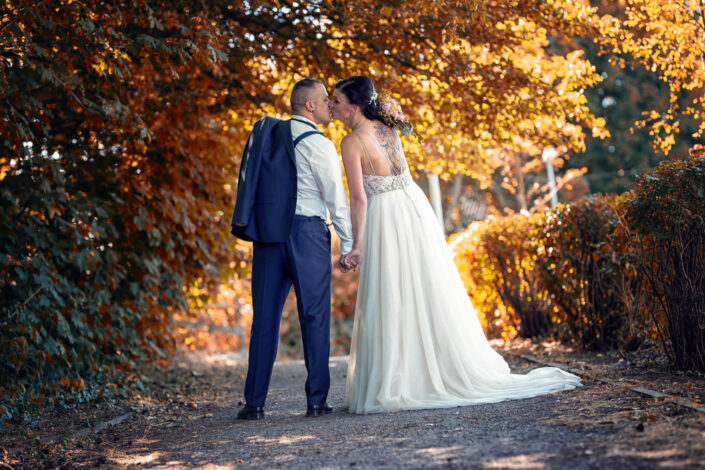 Detailaufnahme eines innigen Kusses zwischen Braut und Bräutigam, fotografiert von Christian Roder