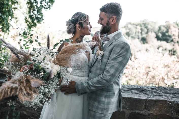 Braut und Bräutigam in einem emotionalen Moment, festgehalten von Roder Photography