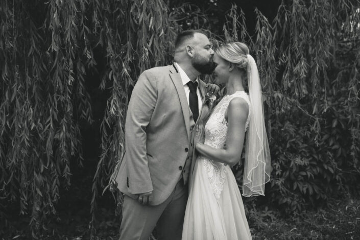 Schwarz-Weiß-Porträt von Braut und Bräutigam mit emotionalem Ausdruck, aufgenommen von Roder Photography