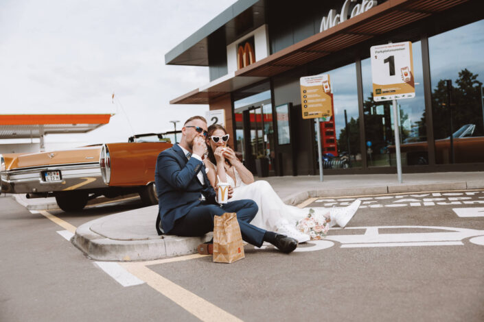 Braut und Bräutigam posieren mit Sonnenbrillen und lachen gemeinsam, fotografiert von Christian Roder