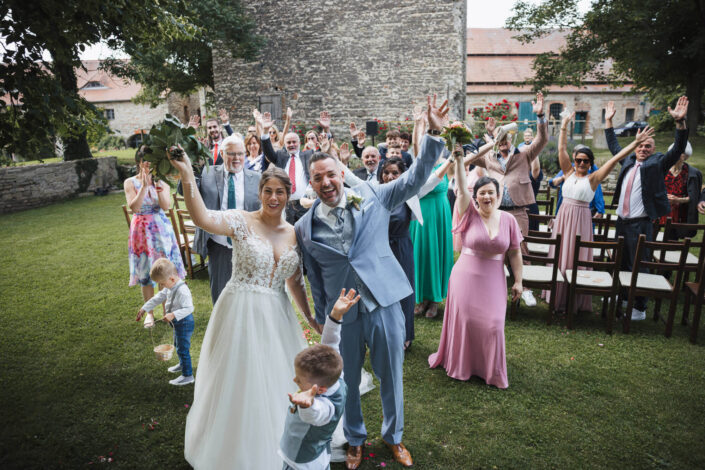 Brautpaar mit der gesamten Hochzeitsgesellschaft, fotografiert von Christian Roder
