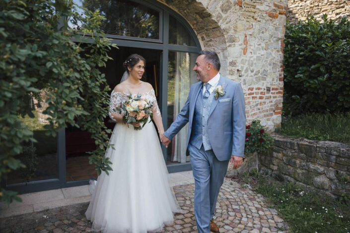 Braut und Bräutigam schauen sich innig in die Augen – romantisches Hochzeitsfoto von Christian Roder