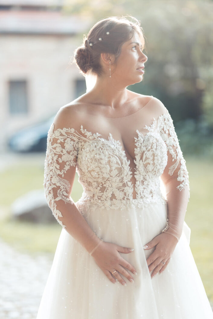Die Braut in ihrem Hochzeitskleid, fotografiert im Porträtstil von Christian Roder