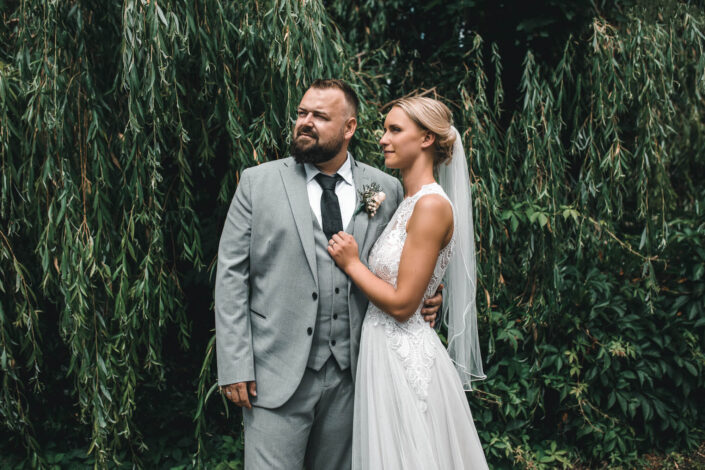 Brautpaar in natürlicher Kulisse, fotografiert von Hochzeitsfotograf Christian Roder