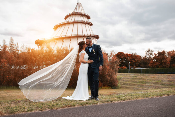 Hochzeitsporträt eines Brautpaares im Sonnenuntergang, fotografiert von Christian Roder