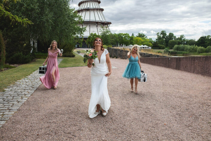 Die Braut steht lachend mit ihren Brautjungfern zusammen, fotografiert von Christian Roder