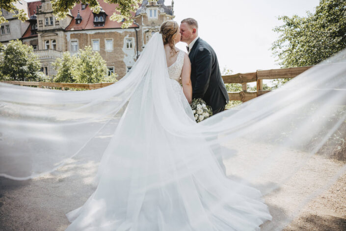 Braut und Bräutigam küssen sich, fotografiert von Christian Roder